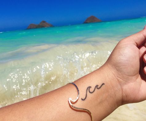 : Ꮻϲҽɑn vιвeѕ    Shop [KI•ELE]'S "Peahi Wave" bangle available in silver➕gold. FREE SHIPPING for all US Orders over $100.   Use Code: FREESHIP WWW.KI-ELE.COM Simple Wave Tattoo, Wave Tattoo Design, Wave Tattoo, Shape Tattoo, Summer Tattoo, Ocean Tattoos, Beach Tattoo, Forearm Tattoo Women, Wrist Tattoos For Women