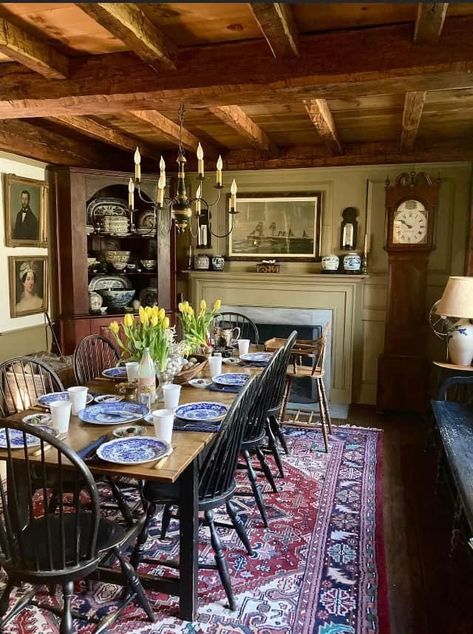 American Colonial Interior, Colonial House Interior, Colonial Dining Room, New England House, Country Cottage Living, American Dining Room, New England Colonial, Colonial Home Decor, Cottage Dining Rooms