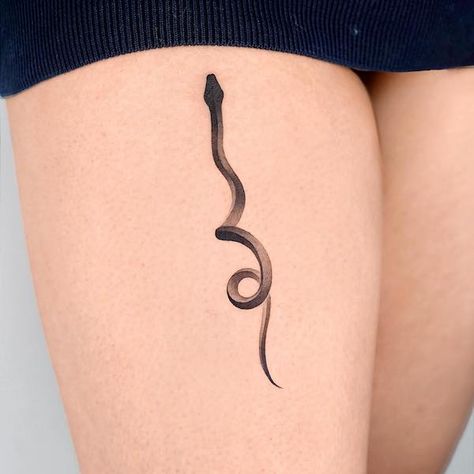 The Beauty Of Black - Tattooist Choiyun Interview - Our Mindful Life Thigh Snake Tattoo, Tattoos For Women 2023, Leg Tattoos For Women, Black Snake Tattoo, Upper Leg Tattoos, Tattoos Fine Line, Small Snake, Create A Tattoo, Full Leg Tattoos