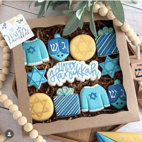 Hanukah Cookies Decorated, Dreidel Cookies Decorated, Hanukkah Cookies, Hanukkah Cookies Decorated, Jewish Desserts Hanukkah, Hanukkah Royal Icing Cookies, Hanukkah Gelt Cookies, Happy Hanukkah, Cut Out Cookies