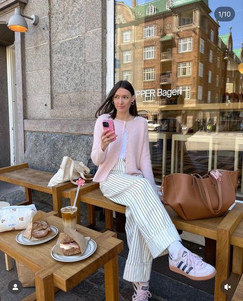 Outdoor Dinner Outfit Summer, Sneakers Business Casual, Outdoor Party Outfit, Bummy Outfits, Adidas Samba Women, Samba Adidas Outfit, Casual Dinner Outfit Summer, Adidas Samba Outfits, Dinner Outfit Summer