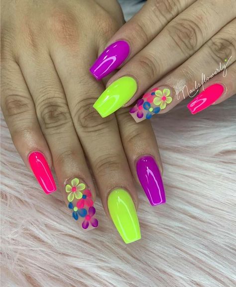 May Nail Designs 2023, Gemini Nails Acrylic Short, Neon Flowers Nails, Spring Neon Nails, Summer Vacation Nail Ideas, Neon Nail Ideas Summer Short, Neon Nails Designs Short, Cute Neon Nail Ideas, Cute Neon Nails Summer