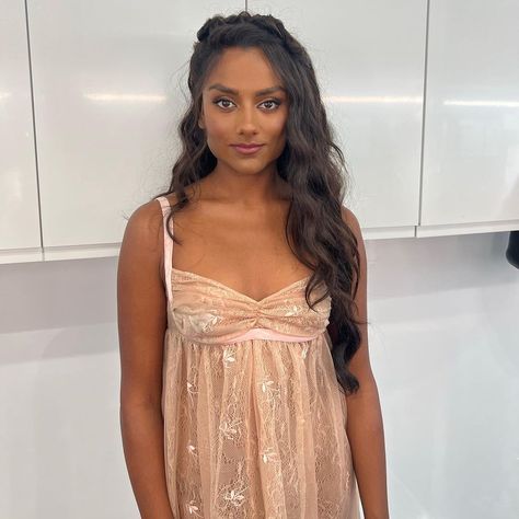 jessie_d | Kate Bridgerton @simoneashley We loved revisiting the Viscountess this season and continuing to soften her look What was your favourite… | Instagram Kate Bridgerton, Ashley Kate, Kate Sharma, Bridgerton Season 3, Simone Ashley, Madison Pettis, Regency Dress, Makeup Clothes, Indian Couture