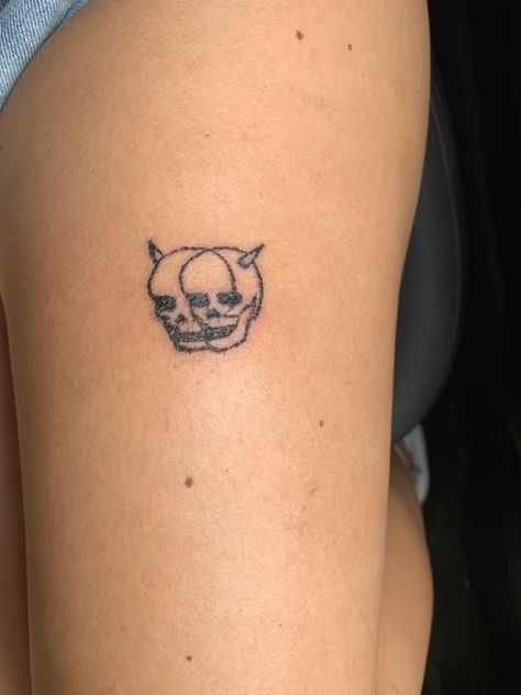 Simple Skull Stick And Poke, Tiny Creepy Tattoos, Small Edgy Tattoos Grunge, Stick N Poke Tattoos Grunge, Stick And Poke Ideas Simple, Skull Stick And Poke, Small Grunge Tattoos Simple, Mini Skull Tattoo, Simple Edgy Tattoos