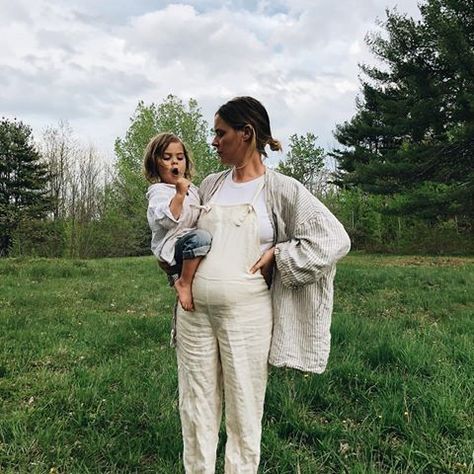 // e x p e c t i n g Pregnant Outfit, Cute Maternity Outfits, Mama Style, Future Mom, Stylish Maternity, Pregnancy Outfits, Family Goals, Pregnancy Shoot, Instagram Foto