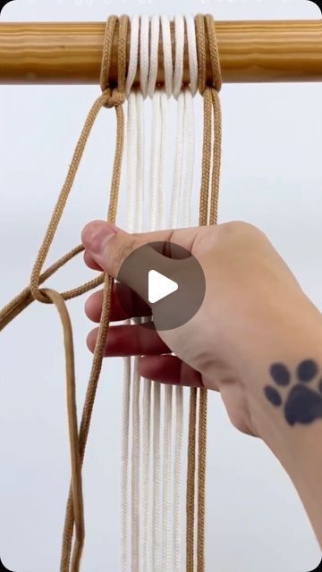 Makrama Tutorial Videos, Macrame Thread & Yarn, Macrame Thread Type, Tutorial Macrame Italiano, Macrame Gathering Knot, Macrame Tutorials, Diy Boho, Strung Beads, Macrame Tutorial