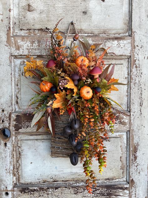 Fall Floral Baskets For Front Door, Fall Basket Wreaths For Front Door, Fall Hanging Basket Ideas, Fall Wall Decor Diy, Thanksgiving Basket, Rustic Front Door Decor, Front Door Basket, Outdoor Fall Decorations, Thanksgiving Baskets