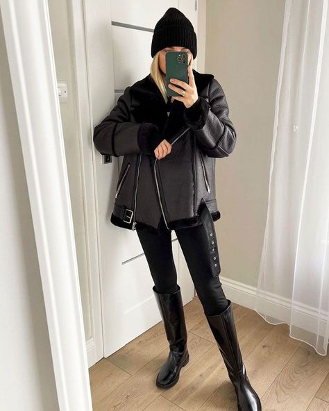 30 ways to wear the shearling coat Shearling Coat Outfit, Shearling Moto Jacket, Moto Jacket Style, 30 Outfits, Jackets Fashion, Coat Trends, Coat Outfits, Shearling Coat, Shearling Jacket