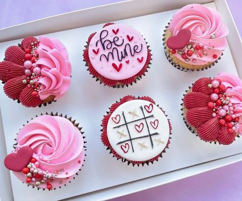 Valentines Bakery, Valentines Cakes And Cupcakes, Romantic Desserts, Valentines Baking, Valentine Day Cupcakes, Cupcake Cake Designs, Creative Cupcakes, Mini Cakes Birthday, Valentine Desserts