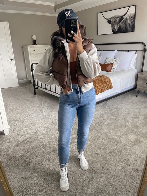 Outfits With Nike Blazers, Brown Vest Outfit, Puffer Vest Outfit, Vest Outfits For Women, Looks Country, Wardrobe Tips, Outfits Chic, Nice Style, Cute Fall Outfits