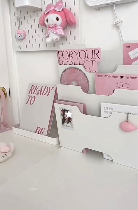 Korean Style Room Decor, Sanrio Aesthetic Room, Pink Sanrio Aesthetic, Coutteqe Aesthetic, Aesthetic Table, Sanrio Aesthetic, Pink Sanrio, Dollette Coquette, Kpop Room