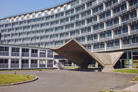 https://flic.kr/p/6WWEEb | UNESCO Headquarters, Paris | Marcel Breuer with Pier Luigi Nervi and Bernard Zehrfuss Marcel Breuer Architecture, Pier Luigi Nervi, Contemporary Architecture Residential, Green Roof Building, Pavilion Architecture, Unusual Homes, Mid Century Architecture, Marcel Breuer, Organic Architecture