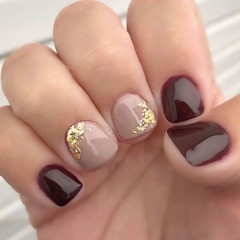 a0833c8a1817526ac555f8d67727caf6 Short Fall Acrylic Nails 2022, Nail Ideas Maroon And Gold, Christmas Nails Short Gel Simple, Gel Nails Gold Foil, Maroon Nail Ideas Gel, Foil Manicure Ideas, Mail Designs With Foil, Fall Gel Nails With Gold Foil, Gel Manicure For Fall