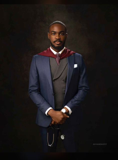 Graduation Photoshoot Ideas Studio, Graduation Poses For Men, Black Men Graduation Pictures, Graduation Pictures Studio, Men Graduation Poses, Convocation Poses, Graduation Photography Men, Studio Graduation Pictures, Convocation Photoshoot