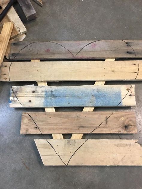 Pallet Heart, Heart Diy, Into The Wood, Wooden Pallet Projects, Scrap Wood Projects, Pallets Garden, Diy Wood Signs, Pallet Crafts, Diy Holz