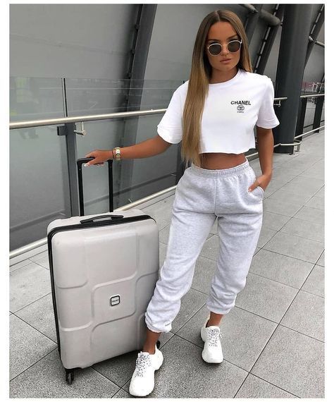 a3545bd79d31f9a72d3a78690adf73fcdesc53222306ri Look Kylie Jenner, Cute Sweatpants Outfit, Cute Sweatpants, Pastel Outfit, Joggers Outfit, Cute Lazy Outfits, Chill Outfits, Cute Comfy Outfits, Sporty Outfits