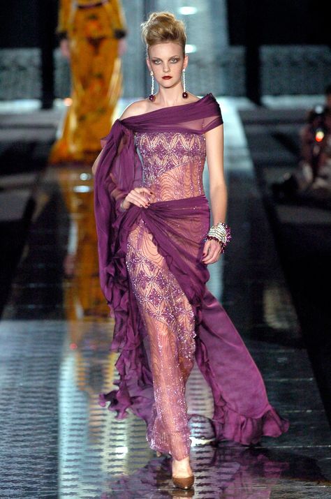 Valentino 2004, Oh My Goddess, 90s Runway Fashion, Valentino Couture, Evening Dresses For Weddings, Amazing Fashion, Pretty Clothes, Small Dress, Couture Collection