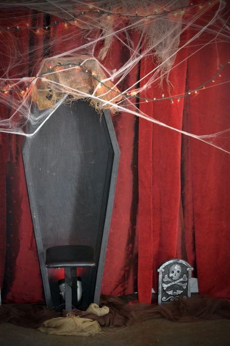 blogger said: Close up of our coffin photo booth with red velvet curtain, black open coffin, fake cob webs, red string lights and fake graveyard with brown tulle. Coffin Photo Booth, Photozone Ideas, Porta Halloween, Halloween Photo Booth, Scream Halloween, Halloween Dance, Halloween Backdrop, Halloween Cans, Halloween Photo