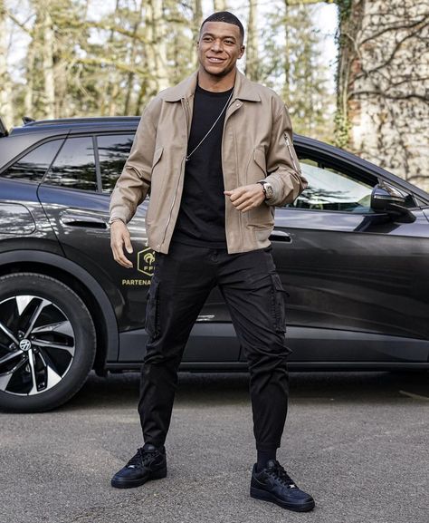 Mbappe Style, Kilian Mbappe, Celebrity Style Men, French Football Players, Cute Football Players, Soccer Boyfriend, Aubrey Drake, Key Key, Ronaldo Videos