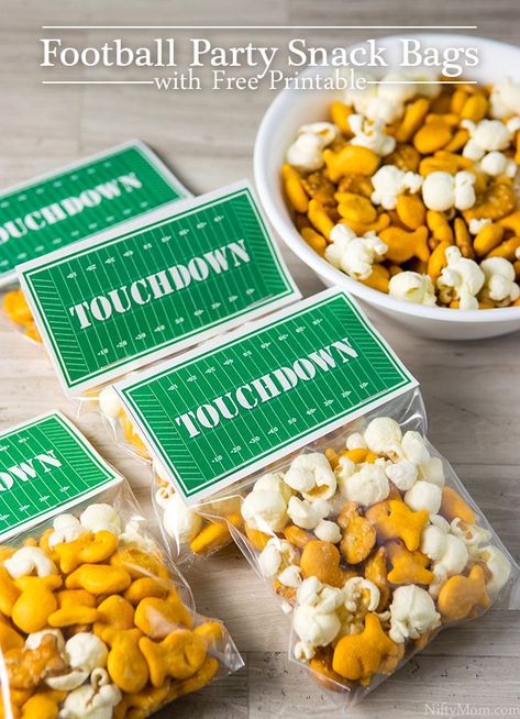 Football Party Snack Bags with Free 'TOUCHDOWN' Printable #GoldfishCrowd (ad) Diy Football Party Favors, Flag Football Snacks For Kids, Kids Football Snacks, Football Team Snacks Ideas, Football Snacks For Kids After Game, Football Snack Bags, Snack Bag Ideas, Football Team Snacks, Football Goody Bags