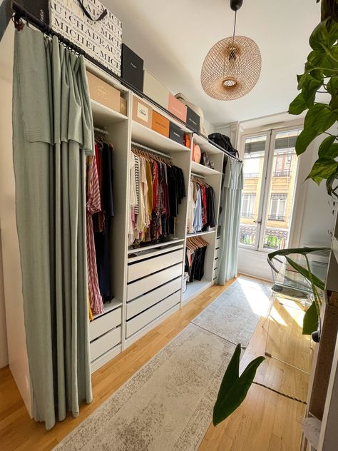 Dans cet articleje vous explique comment j'ai conçu mon dressing PAX de chez IKEA. Decoration Dressing, Dressing Pax, Curtains For Closet Doors, Bedroom Storage For Small Rooms, Dressing Ikea, Diy Dressing, Mon Dressing, Dressing Room Closet, Closet Curtains