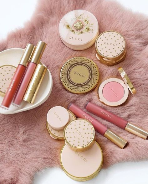 Credits please! Gucci Makeup Aesthetic, Luxury Makeup Aesthetic, Luxury Makeup Products, Cheap Makeup Products, Aesthetic Gucci, Makeup Luxury, Gucci Makeup, Gucci Beauty, Gucci Collection