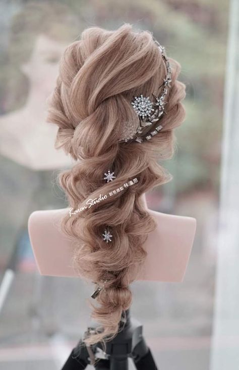 Ethereal Hairstyles, Frozen Hairstyles, Elsa Braid, Princess Braid, Mermaid Wig, Event Hairstyles, Elsa Hair, Hairstyle Examples, Silver Hair Clip