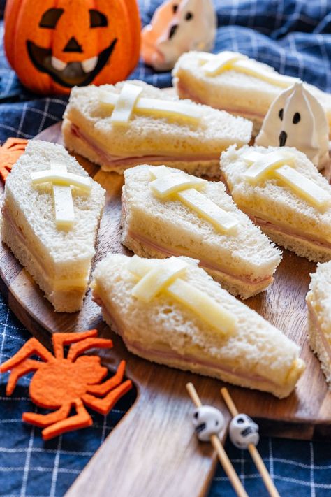 Coffin sandwiches are an easy Halloween food made with simple ingredients. Ready in 15 minutes, they are the perfect appetizer for your spooky party! Pudding Cup Recipes, Halloween Sandwiches, Easy Chocolate Pudding, Halloween Party Food Ideas, Spooky Halloween Desserts, Easy Halloween Party Food, Christmas Side Dish Recipes, Creepy Food, Halloween Party Food