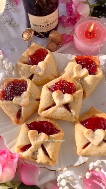 BOUTOUNNOU || 27 || 🌱♥️ on Instagram: "YAY or NAY?♥️ Valentine's Vegan Love Letter Pastries 🥰 Follow me for more Amazing Easy Tips👌Easy to make & only 6 Ingredient!😍A delicious light & buttery homemade shortcrust pastry shaped like an envelope filled with strawberry jam, topped with a heart are PERFECT to make for Valentines Day! They melt in your mouth and taste scrumptious!!!😍 by @thelittleblogofvegan ♥️ What do you think 🤔 ⠀ ⭐️ Follow me 👉 @pastry_creation_1 for healthy simple vegan, r Catering Food Displays, Jam Cookies, Strawberry Cookies, Birthday Desserts, Easy Food Art, Yay Or Nay, Shortcrust Pastry, Catering Food, Valentines Food