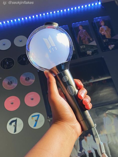 map of the soul BTS lighstick ! Light Sticks Ideas Kpop Shifting, Kpop Aesthetic Lightstick, Best Kpop Lightsticks, K Pop Lightstick All, Bts Lightstick, Kpop Lightsticks, Army Room Decor, Stick Drawings, Kpop Room