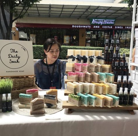 Soap Vendor Booth Ideas, Soap Shop Display, Candle Booth Display, Soap Booth, Bake Sale Displays, Soap Label Design, Table Booth, Craft Fair Booth Display, Soap Stand