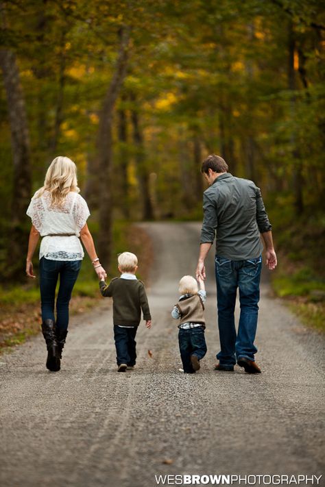 dark jeans + different shirts (what to wear for family photoshoot Grandparent Photo, Cute Family Photos, Family Photoshoot Poses, Fall Family Portraits, Family Portrait Poses, Outdoor Family Photos, Family Picture Poses, Photography Poses Family, Fall Family Pictures