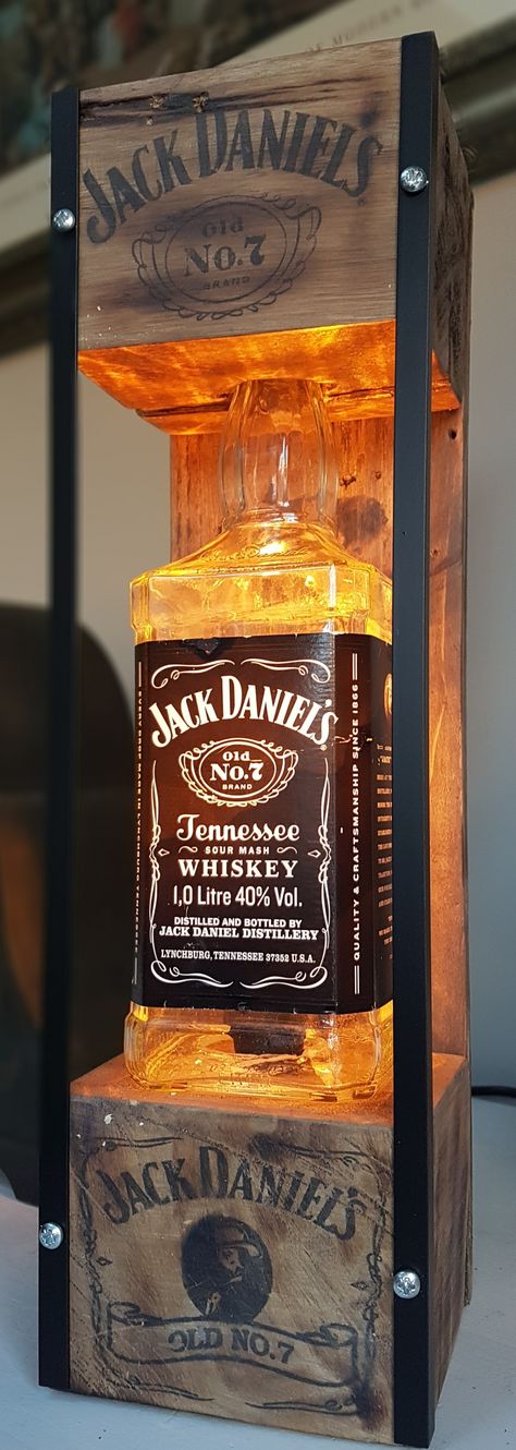 Jack Daniels Lights, Jack Daniels Lamp Diy, Jack Daniels Bottle Crafts Diy, Jack Daniels Bottle Crafts, Jack Daniels Lampe, Wood Lighting Design, Jack Daniels Lamp, Liquor Bottle Lamp, Lighting Hacks