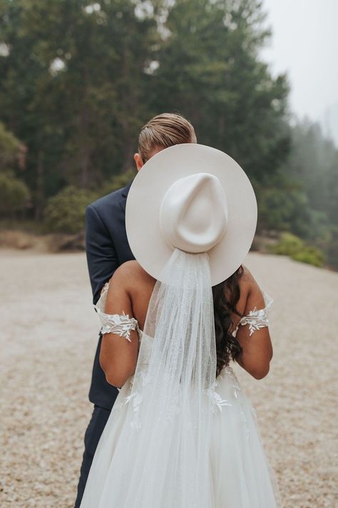 Wedding Hat With Veil, Wedding Hat And Veil, Bride Hat Wedding, Hat With Veil Bridal, Bridal Hair With Hat, White Hat Wedding, Hat With A Veil, Bride Hats Wedding, Bridal Cowboy Hat