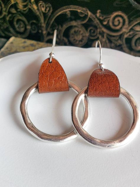 Leather Hoop Earrings, Mode Country, Bohemian Outfits, Diy Leather Earrings, 3rd Anniversary Gifts, Hammered Hoop Earrings, 3rd Anniversary, Boho Chic Jewelry, Earring Collection