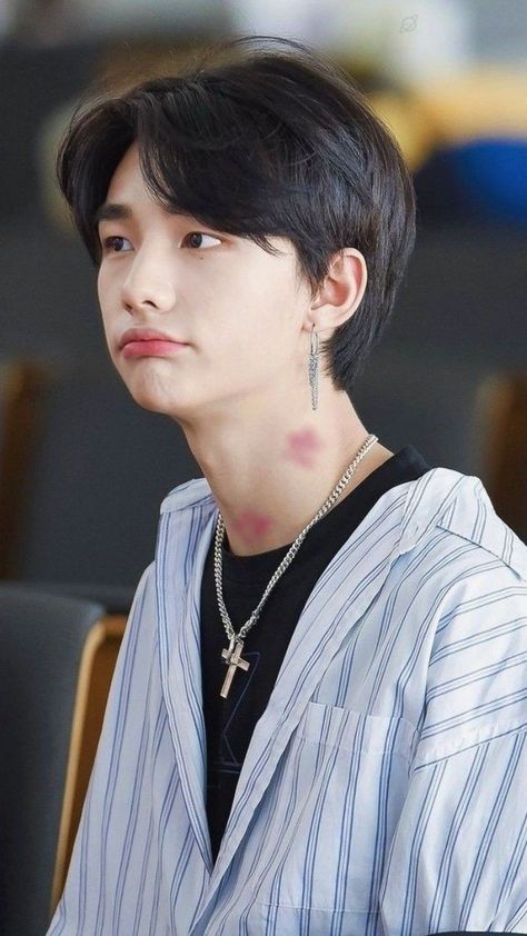 Hwang Hyunjin Short Hair, Black Hair Hyunjin, Short Hair For Kids, Short Black Hair, Asian Haircut, Short Hair Black, Straykids Hyunjin Photoshoot, Short Black Hairstyles, Most Handsome Men