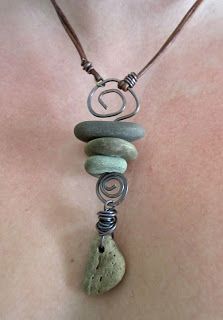 Great way to save a memory!  Make your own personal necklace from a special trip... Hantverk Diy, Rock Jewelry, Funky Jewelry, Cairns, A Necklace, Diy Schmuck, Gull, Beads And Wire, Metal Wire