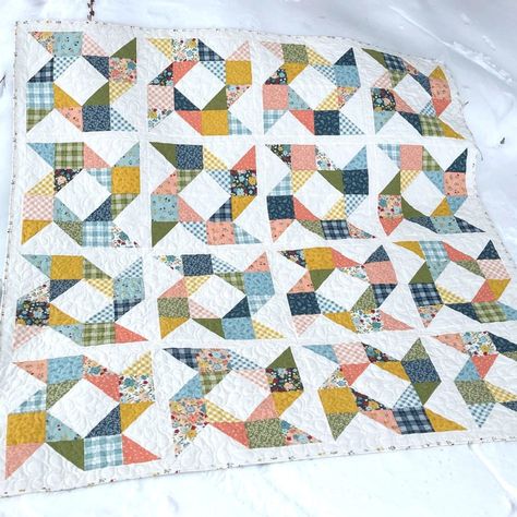 Happy Quilting: A New Dutch Days Quilt Half Square Triangle Quilts Pattern, Layer Cake Quilt Patterns, Gingham Quilt, Quilt Blocks Easy, Lap Quilt Patterns, Layer Cake Quilts, Quilt Square Patterns, Half Square Triangle Quilts, Scrap Quilt Patterns