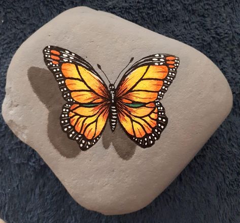 Butterfly Rocks Painting, Rock Crafts Diy, Rock Painting Supplies, Garden Rock Art, Diy Rock Art, Painted Rock Animals, Stone Art Painting, Painted Rocks Kids, Painted Rocks Craft