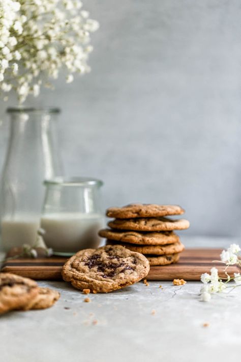 Chocolate Cookie Photography, Chocolate Chip Cookies Photography Ideas, Cookie Photography Styling Minimalist, Chocolate Chip Cookie Photography, Cookies Food Photography Styling, Bakery Photography Styling, Cookies Product Photography, Cookies Photography Ideas Inspiration, Cookie Product Photography