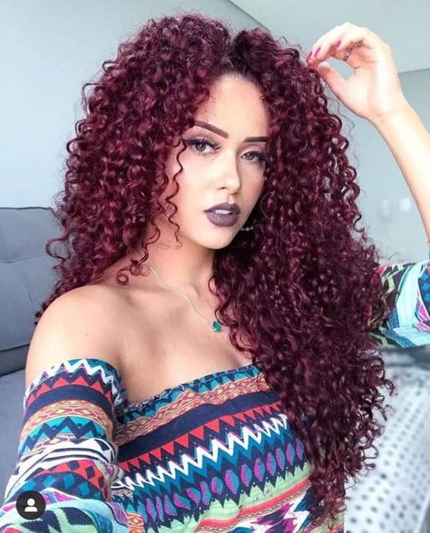 Rizos color vino 【SELECCIONADOS】 mas de +50 imágenes y significado CLICK EN LA IMAGEN.☝️ Purple Natural Hair, Dyed Curly Hair, Curly Hair Tutorial, Dyed Hair Inspiration, Colored Curly Hair, Red Highlights, Beautiful Curly Hair, Wavy Curly Hair, New Hair Colors