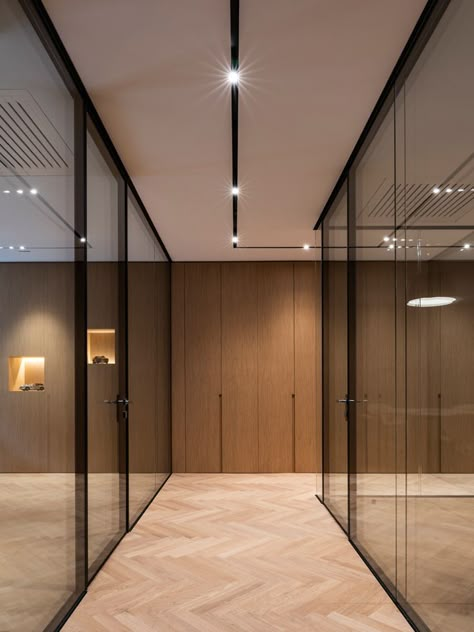 This apartment in the center of Bari has been completely redeveloped to become the headquarters of an established law firm.
The interiors of the offices are illuminated with Maggy 72 linear system and David 72 modules, with a minimal and discreet design. Dress Office Outfit, Lawyer Office Interior, Lawyer Office Design, Business Office Interior Design, Commercial Interiors Office, Modern Office Design Inspiration, Ceo Office Design, Law Firm Design, Ideas Office Decor