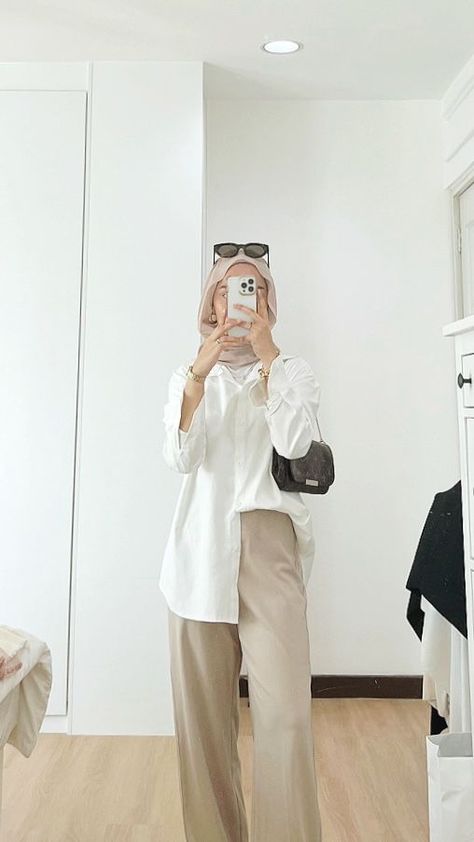 White Outfit Muslimah, White And Beige Outfit Hijab, Beige Trousers Outfit Hijab, White Shirt Modest Outfit, Hijabi White Shirt Outfit, White Shirt Outfit Hijab Casual, White Top Hijab Outfit, Modest Dressing Aesthetic, White Pants Outfit Ideas For Women