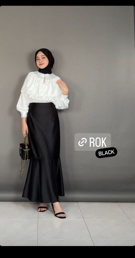 #monokrom#rok#skirt#duyung#kondangan#inspirasioktd#hijabers Outfit Rok Hitam, Outfit Kondangan Casual, Outfit Ideas Hijab, Kondangan Outfit, Rok Lilit, Non Hijab, Ootd Vintage, Modern Hijab, Modern Hijab Fashion