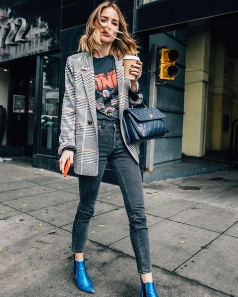 12.6k Likes, 154 Comments - ANINE BING (@aninebing) on Instagram: “On the move  #aninebing” Casual Chique Stijl, Cooler Style, Blazer Outfit, Spring Look, Stil Inspiration, Autumn Street Style, Elegantes Outfit, Fall Street Style, Blazer Outfits