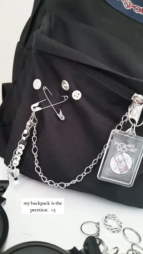 Cool Backpacks Aesthetic, School Backpacks Ideas, Bag With Safety Pins, How To Make Your School Bag Aesthetic, Emo School Bag, Alt Backpack For School, Backpack Inspo Pins, Pins On Backpack Aesthetic Grunge, Drawings On Backpacks