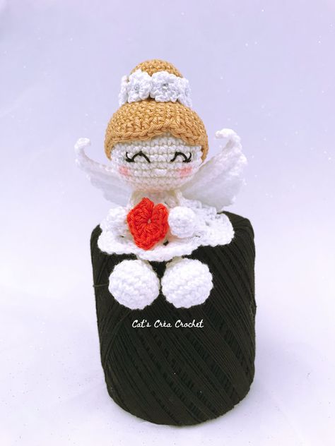 http://catscreacrochet.canalblog.com/archives/2022/02/26/39362324.html Crochet Angel Keychain, Crochet Virgin Mary Free Pattern, Crochet Angel Pocket Pattern, Crochet Virgin Mary, Sitting Angel Crochet Pattern, Crochet Angels, Crochet Keychain, Crochet Doll Pattern, Betty Boop