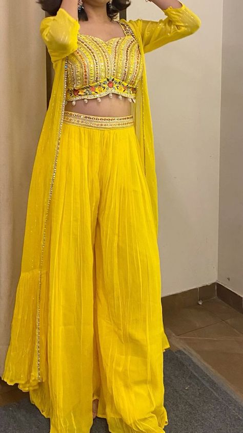 Haldi Dress Aesthetic, Yellow Aesthetic Lehenga, Yellow Lengha For Haldi, Traditional Dresses Lehenga, Aesthetic Haldi Outfits, Haldi Ceremony Outfit For Women, Yellow Kurti Design For Haldi, Simple Haldi Dress Ideas, Yellow Aesthetic Dress