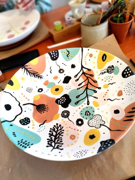 Ceramic Plates Designs, Diy Salad, Salad Bowls Ceramic, Clay Cafe, Ceramic Salad Bowl, Painted Ceramic Plates, Diy Pottery Painting, Pottery Glaze, Pottery Glazes