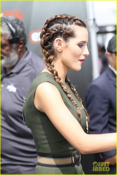 White Girl Cornrows, Celebrity Ear Piercings, Cornrows For Girls, Celebrity Piercings, Double Braids, Braids With Shaved Sides, Swimming Hairstyles, French Braid Hairstyles, Penteado Cabelo Curto